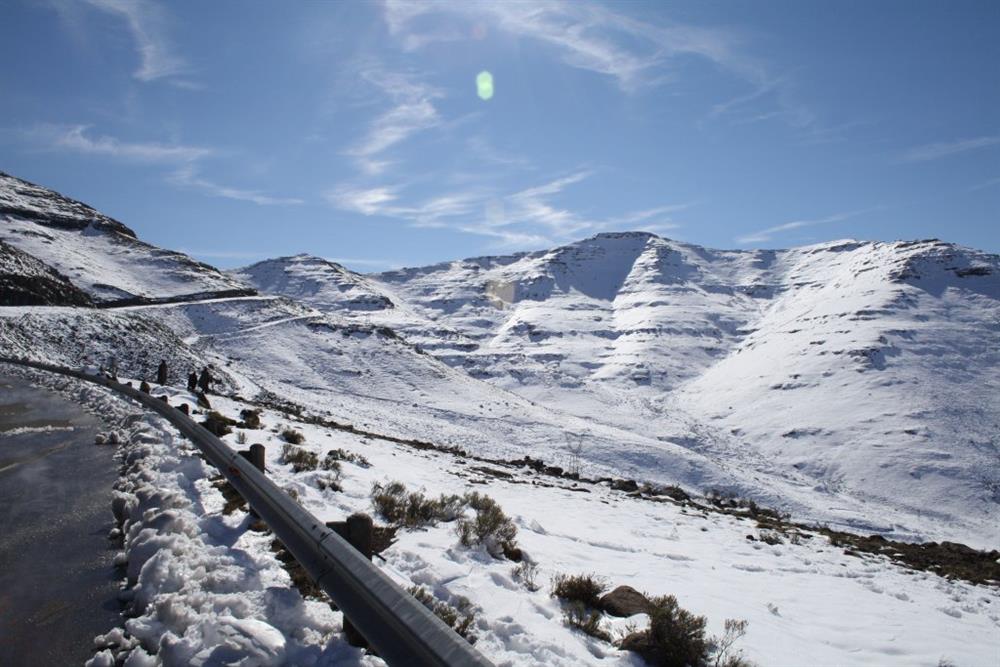 Snow Falls In Lesotho Weathersa Oudtshoorn Courant