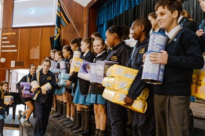 Laerskool Outeniqua vat hande met Little Miracles