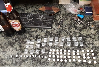 Polisie lê beslag op dwelms en drank