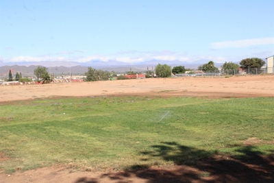 Dorre rugbyveld by Hoërskool Protea trek groen baadjie aan grasperk