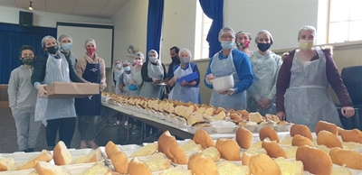 848 hamburgers vir skoolfonds gemaak