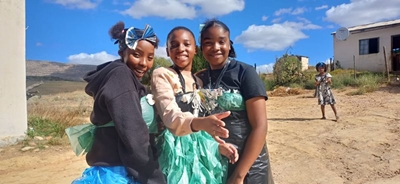 Koerante en plastiek kry nuwe lewe met 'groen' modevertoning