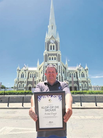 Archie kry klop op die skouer