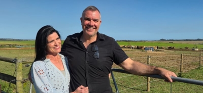 Kuyler praat oor koeitjies en kalfies op Skimmelkrans Boerdery buite George