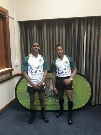 2 jong rugbyspelers haal spanne