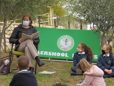 Minister in haar noppies met skole