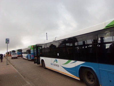 Busse vasgekeer in Pacs, motoris versper pad met motor