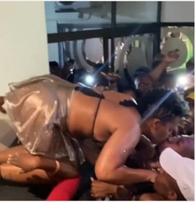 Zodwa kisses fans in packed venue flouting social distancing regulations