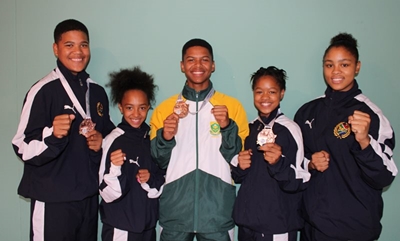 Medaljes vir jong karatekas