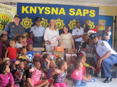 Knysna police bring Christmas cheer