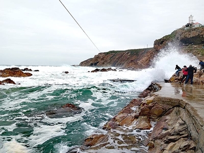 Warning: Beware of large waves 