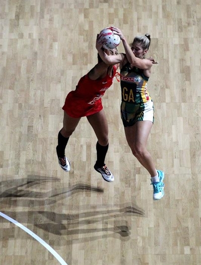 Netbalster brand om weer te kan speel
