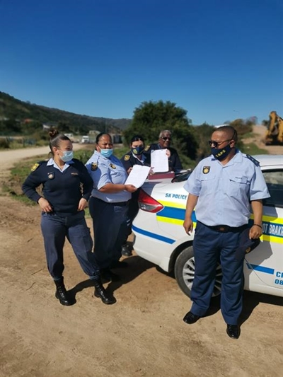 Polisie help inwoners met interdikte