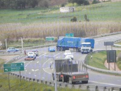 Trok staan in middel van pad