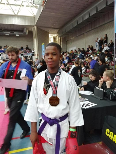 Agt karateka van George presteer puik
