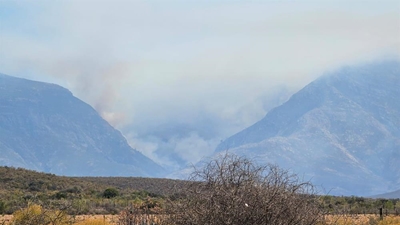 The Swartberg veld fire remains uncontrolled