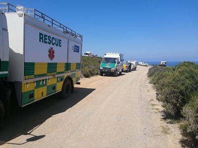 Voëlklip: Bakkie plunges over cliff 