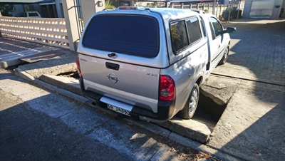 Sypaadjie gee mee onder bakkie