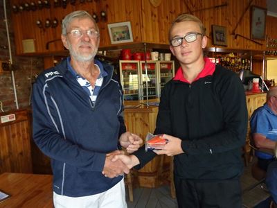 Golfers brave fierce winds