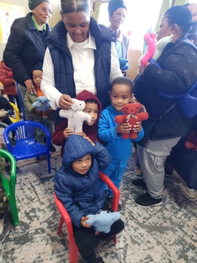 Mandeladag-vieringe: Gebreide klere vir mammas en baba-beertjies vir kleuters