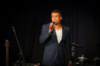 Musisean op verhoog