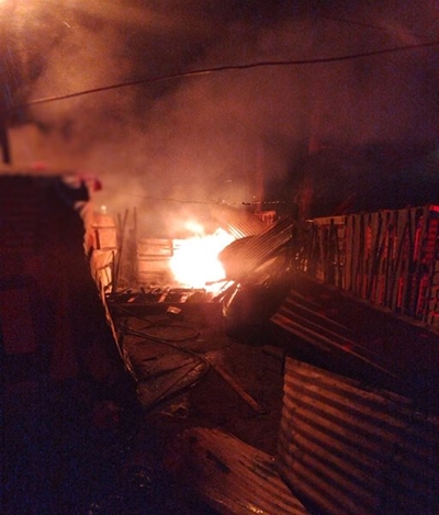 Brand verwoes plakkershutte in Golden Valley 