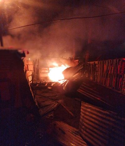 Brand verwoes plakkershutte in Golden Valley 