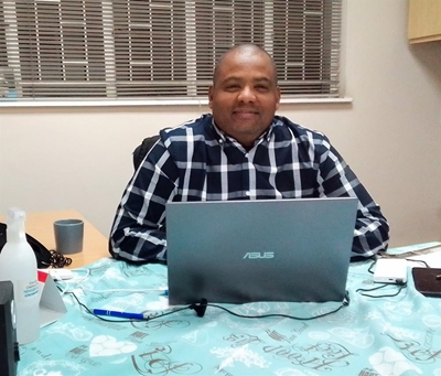 Ewerts neem sy sit in redakteurstoel