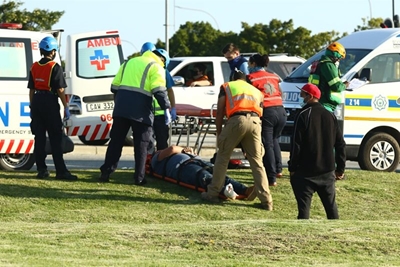 Motorfietsbestuurder beseer na ongeluk met bakkie