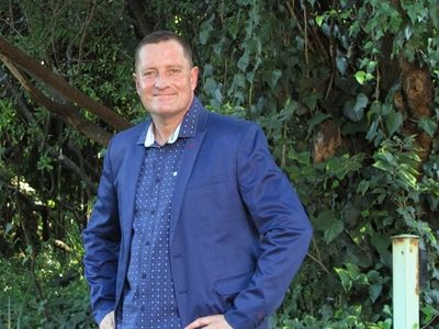 Dr, Van Tonder vier kwarteeu in bediening