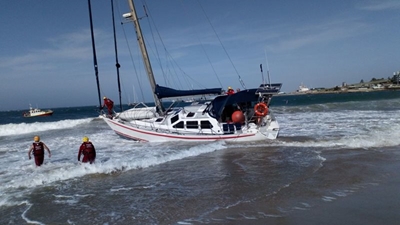 Yacht runs aground on Santos Beach 