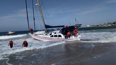 Yacht runs aground on Santos Beach 