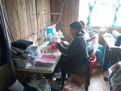 Plett women make mask of the situation