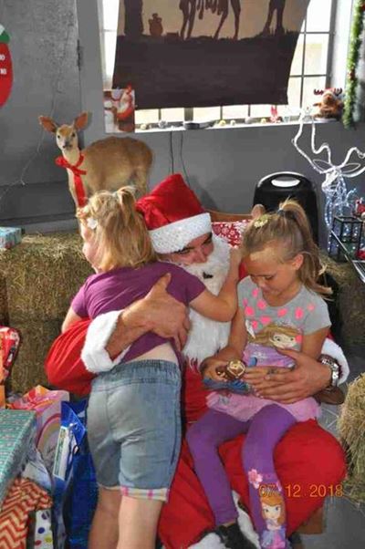 Kinders hou plesierige Kersfees