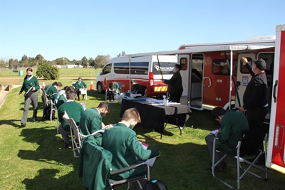 Hoërskool Langenhoven leerders skenk bloed