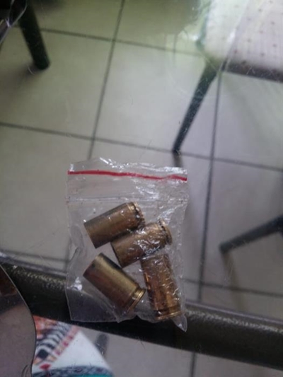 Dwaalkoeël tref verkeersbeampte