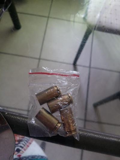 Dwaalkoeël tref verkeersbeampte