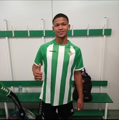 Knysna soccer star in Spain