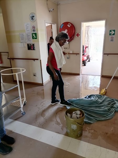 Vloedwater loop deur Marais Steyn Tehuis vir bejaardes