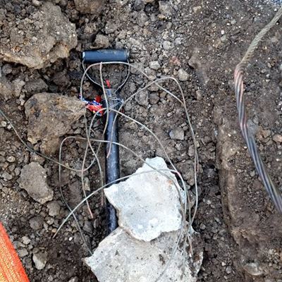 Man geëlektrifiseer deur elektriese kabels