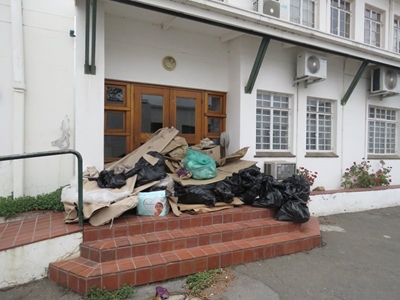 Residents dump uncollected refuse at muni’s doorstep