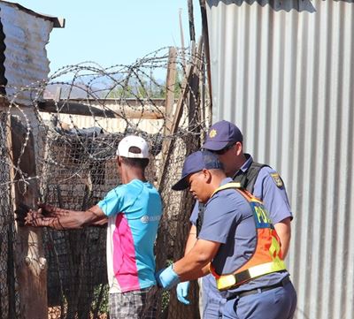 Polisie en nuwe konstabels hou operasie in Oudtshoorn