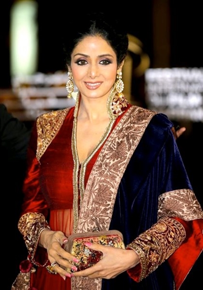 Sridevi Kapoor: India fans gather to pay tribute to Bollywood star