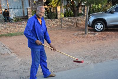 Oom Johnny vee sommer voor ander se deure ook