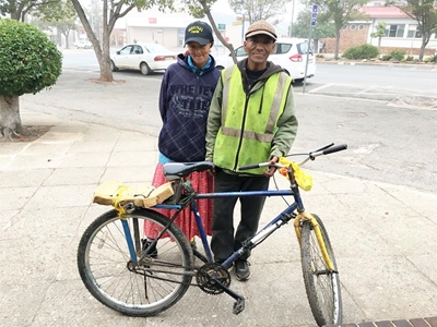 Liefde is... om jou vrou op 'n fiets werk toe te ry