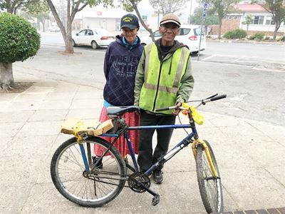 Liefde is... om jou vrou op 'n fiets werk toe te ry