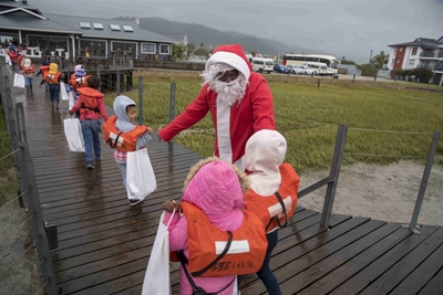 Waterfront Christmas event puts smiles on little dials