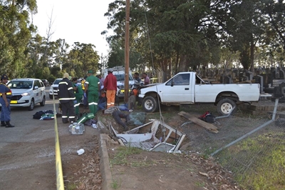 12 Werkers beseer toe bakkie rol