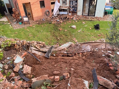 Bakkie deur muur tot in kombuis