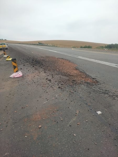 Gevaarlike sinkgat belemmer verkeer